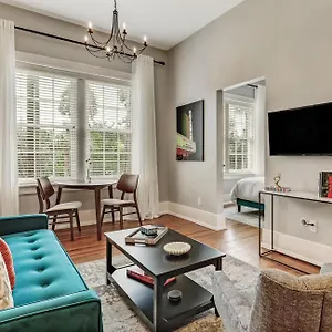 https://newly-furnished-walk-everywhere-king-bed-heated-pool.top-hotels-in-savannah.com