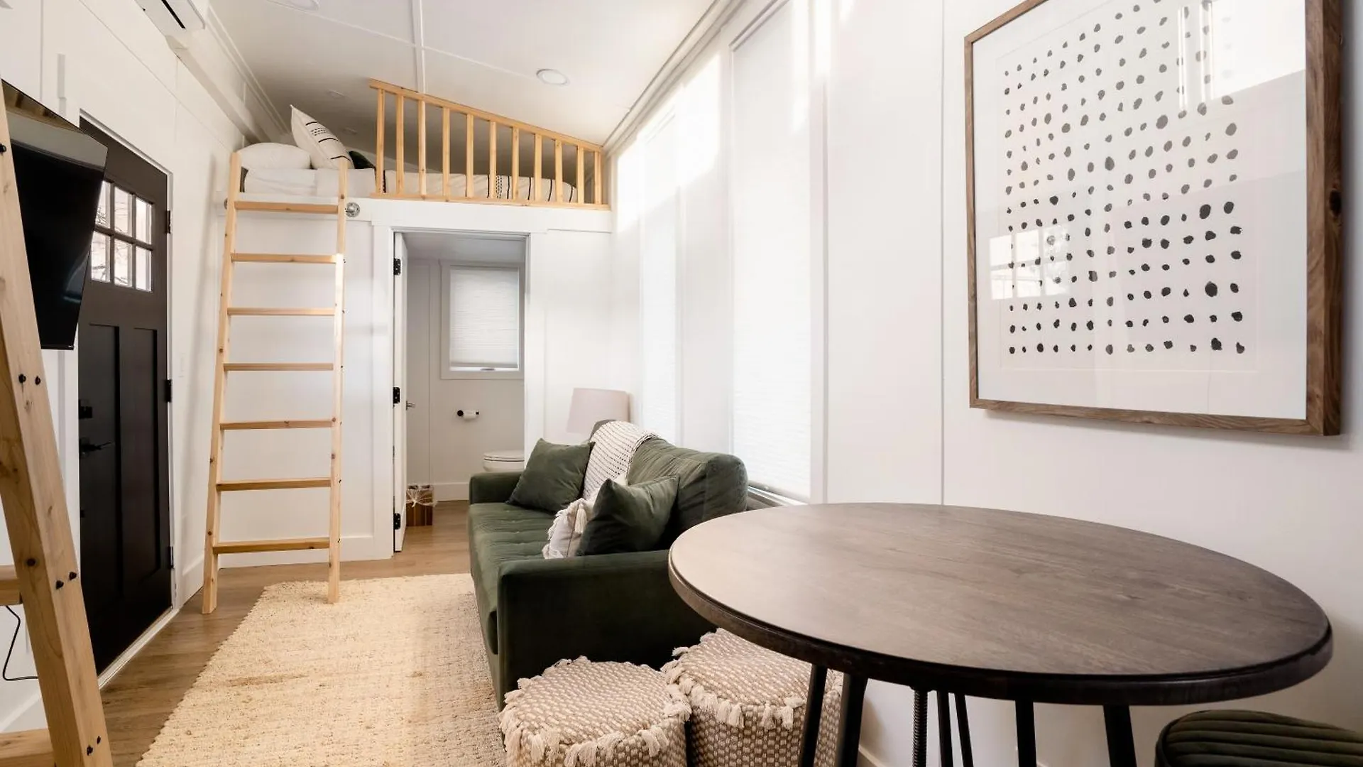 Stay Portland - The Graffiti Alley Tiny House - Food, Art & Beer Apartment