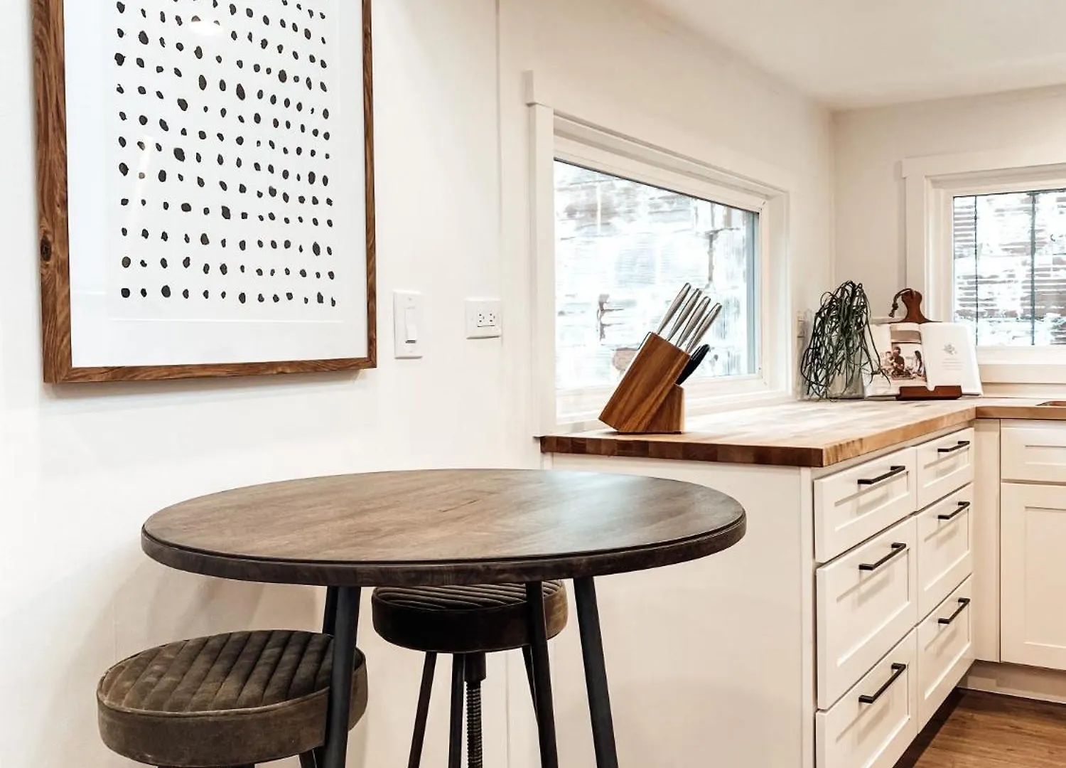 Apartment Stay Portland Collection - The Graffiti Alley Tiny House - Food, Art & Beer