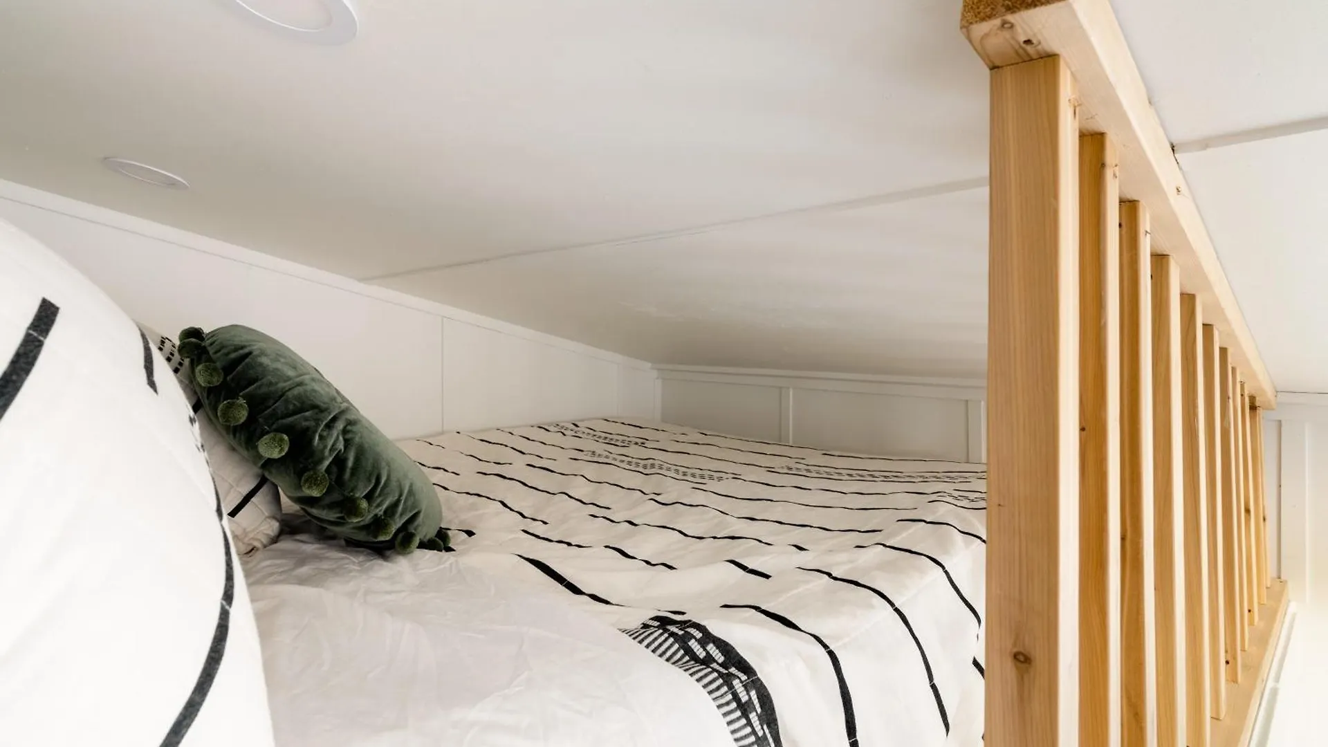 Stay Portland Collection - The Graffiti Alley Tiny House - Food, Art & Beer Apartment