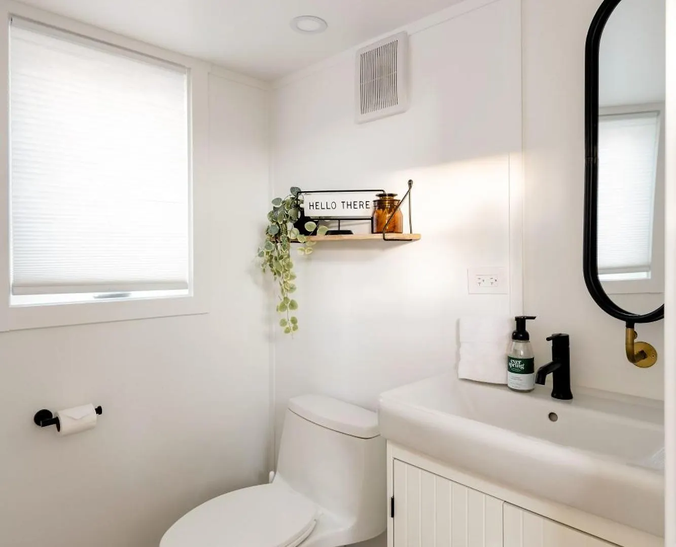 Apartment Stay Portland - The Graffiti Alley Tiny House - Food, Art & Beer
