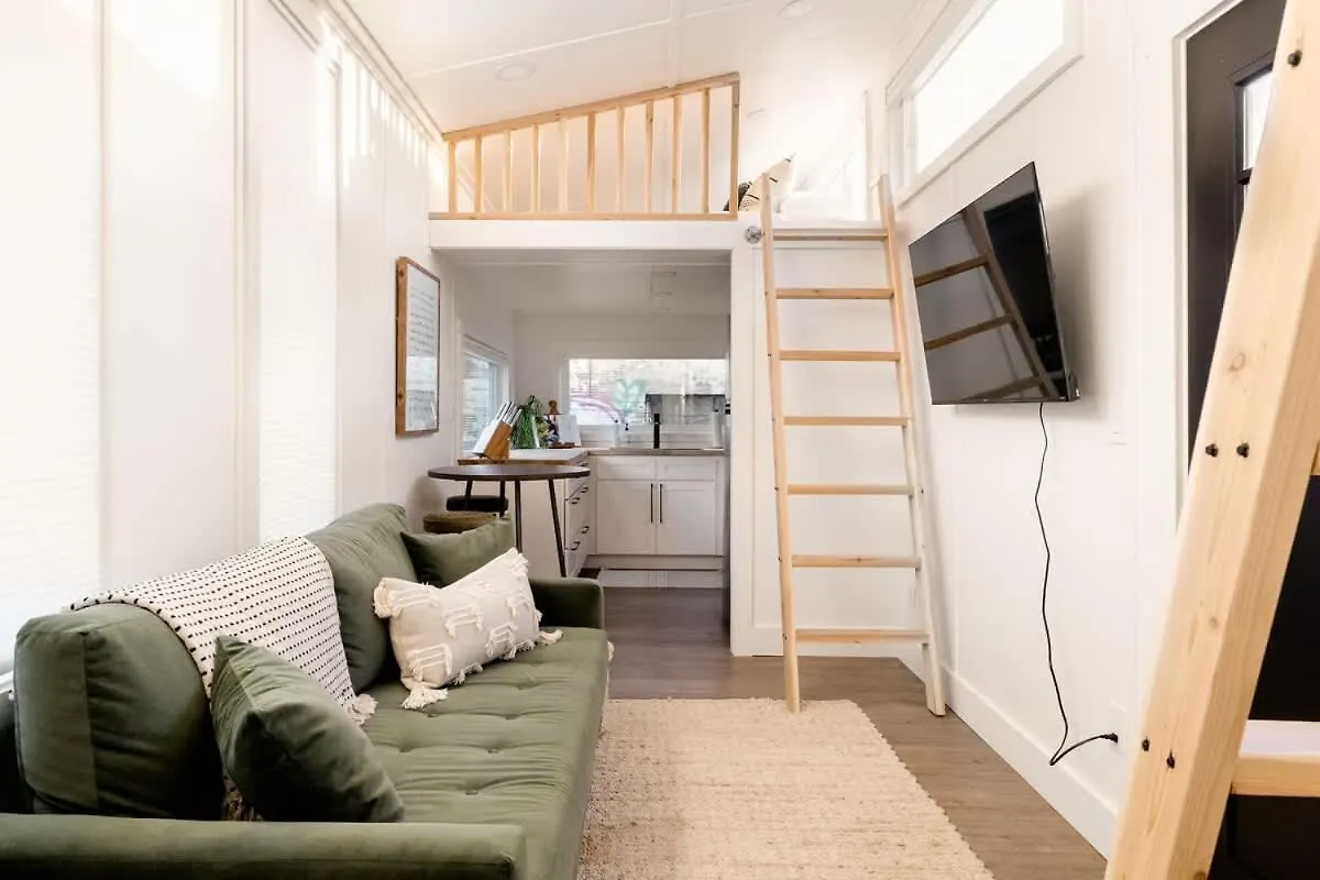 Stay Portland - The Graffiti Alley Tiny House - Food, Art & Beer Apartment