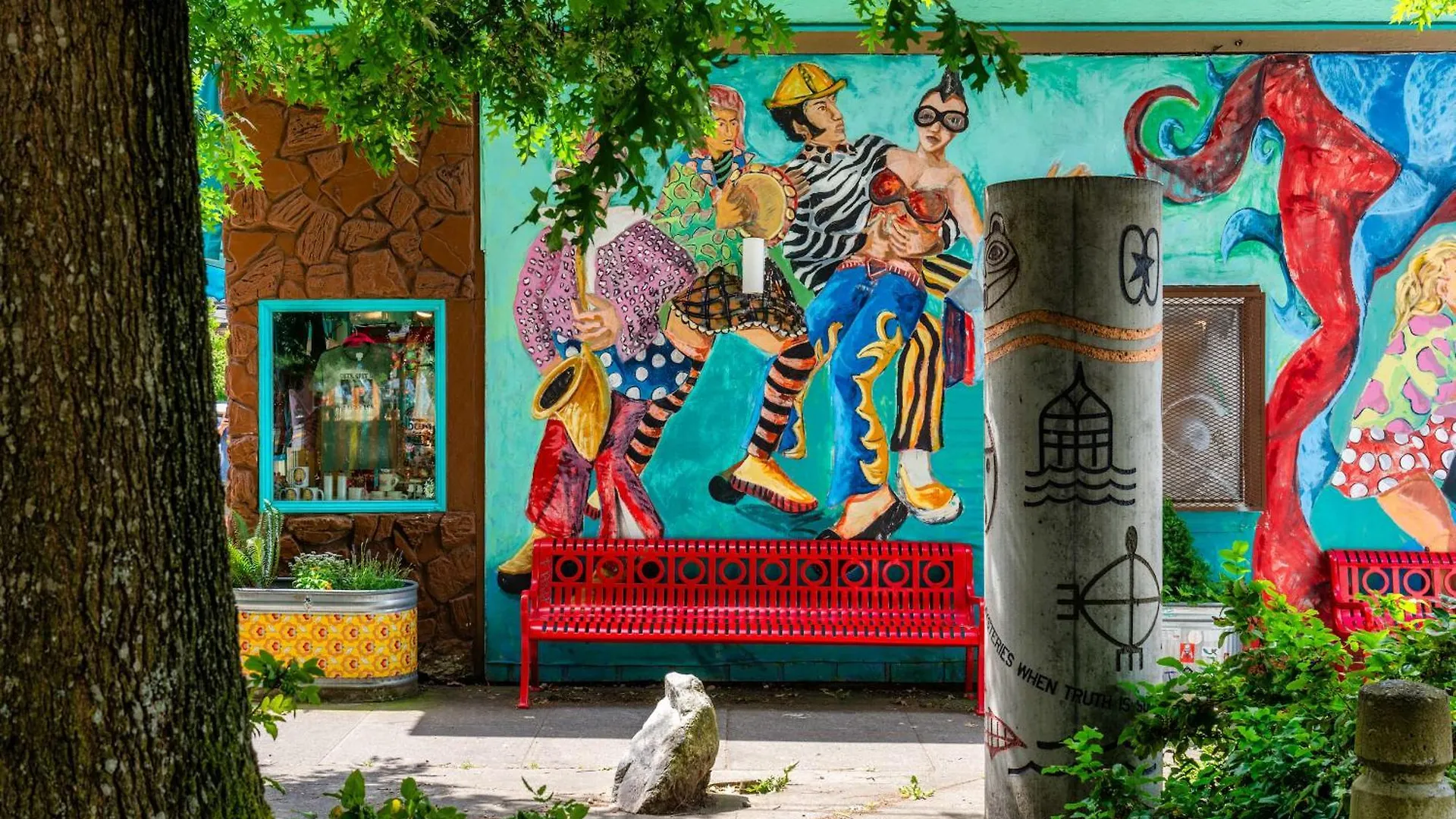 Stay Portland - The Graffiti Alley Tiny House - Food, Art & Beer